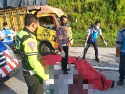 Korban Tabrak Lari, Sopir Truk dan Kernet Tergeletak di Jalan Tol Madiun