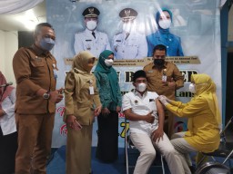 Sambut Hari Pers Nasional, PWI Gresik dan Dinkes Gelar Vaksinasi Booster Bareng Lansia