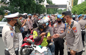 Antisipasi Masuknya Omicron, Polresta Sidoarjo Lakukan Razia Vaksinasi Bagi Pemotor