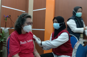 Lansia di Sidoarjo Mulai Divaksin Booster