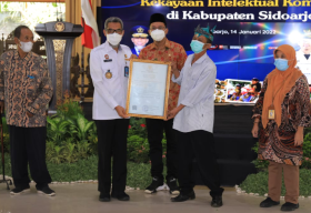 Kabupaten Sidoarjo Terima Lima Sertifikat Kekayaan Intelektual Komunal