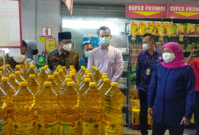 Gubernur Khofifah Minta Warga Sidoarjo Tidak Borong Minyak Goreng