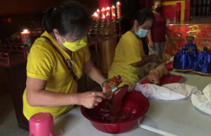 Cuci Patung Menjelang Imlek, Antarkan Dewa Dewi ke Langit