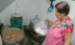 Jelang Perayaan Imlek, Usaha Kue Keranjang Legendaris di Sidoarjo Banjir Pesanan