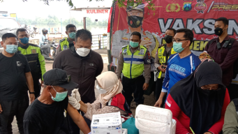 Polresta Sidoarjo Gelar Vaksinasi di Wisata Bahari Tlocor