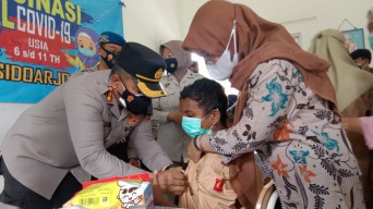 Hari Pertama PTM, Murid SLB-B Dharma Wanita Sidoarjo Jalani Vaksinasi Covid-19