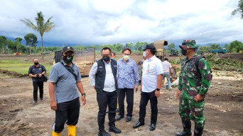 Sambangi Korban Erupsi Semeru, Pemprov Jatim Minta Aliran Listrik di Huntara