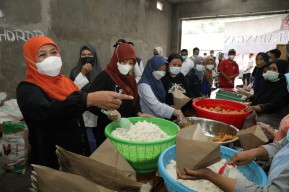 Khofifah Pastikan Makanan Bagi Pengungsi Semeru Layak dan Tercukupi