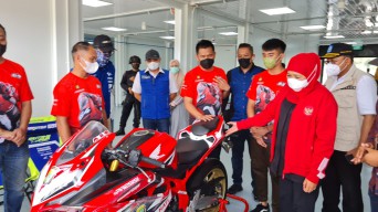 Gubernur Khofifah Pantau Langsung Latihan Mario Pembalap Asal Magetan di Sirkuit Mandalika
