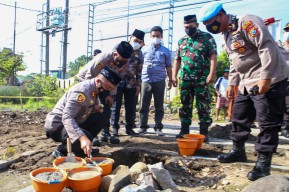 Kapolres Jombang Pimpin Peletakan Batu Pertama Pembangunan Musholla di Peterongan