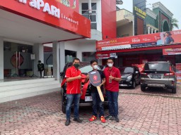 Rajin Kumpulkan Poin, Guru SD di Situbondo Raih Toyota Rush dari Telkomsel