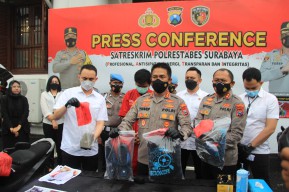 Sering Dituduh Mencuri, Warga Surabaya Kepruk Kepala Bos dengan Paving