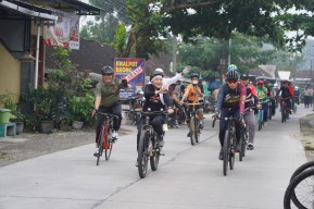 Forkopimda dan Pejabat Pemkab Bojonegoro "Gowes Nglenyer" Sejauh 22 Km