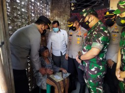 Berkat Matur Pak Kapolres, Warga Kurang Mampu Dapat Bingkisan dari Kapolres dan Dandim Bojonegoro