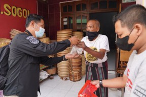 Peringati HPN, Jurnalis Ponorogo Bagikan Ikan Cupang dan Fogging Nyamuk