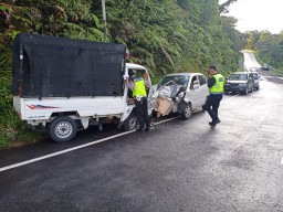 Dua Mobil Adu Banteng di Jalan Tembus Magetan