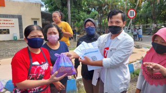 Warga Pacitan Terima Sembako dari Wartawan di Momen HPN 2022