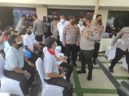 Percepat Herd Immunity, Wakapolda Jatim Tinjau Vaksinasi Lansia di Gresik