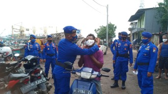Gresik Masuk PPKM level 2, Satpolairud Gresik Bagikan Masker Kepada Nelayan