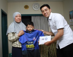 Presiden Arema FC Bantu Biaya Operasi Aremania Licek Asal Sumpil Malang