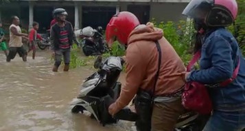 Banjir di Ponorogo, Puluhan Motor Mogok Hingga Sekolah Libur