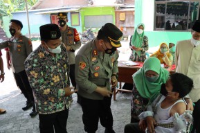 Laksanakan Arahan Kapolri, Polres Gresik Tinjau Vaksinasi di SD Nurul Ishlah Randuagung