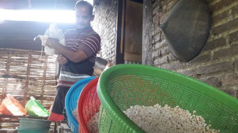 Harga Kedelai Tak Kunjung Turun, Laba Pengrajin Tempe Tulungagung Kian Menipis