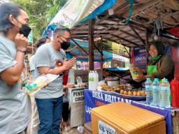 Relawan Muhaimin Iskandar Bagikan Minyak Goreng Gratis di Edu Wisata Lontar Sewu Gresik