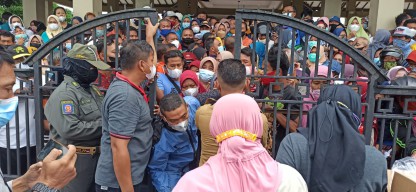 Warga Berdesakan Perebutkan 6.000 Liter Minyak Goreng Murah di Paseban Ponorogo