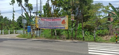 Banner Keluhan Peternak Ayam Petelur Bertebaran di Ponorogo