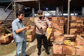 Tinjau Gudang Minyak Goreng, Kapolres Gresik : Stok Aman Tidak Ada Penimbunan