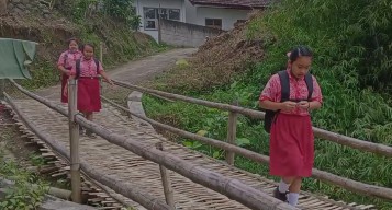 Tak Kunjung Diperbaiki Pasca Setahun Ambrol, Warga Pahoman Ponorogo Was-was Melintas Jembatan Alternatif