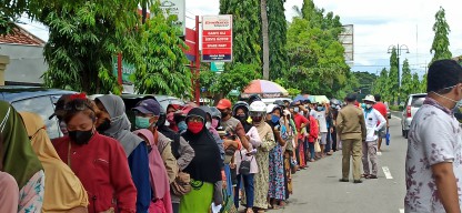 Khofifah Sebut Jatim Surplus Minyak Goreng 4.000 Ton, Kok Langka?
