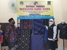 Hasil Tenun Desa Devisa Wedani Cerme Dipesan Gubernur Buat Seragam Pegawai Dinas Provinsi 