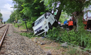 Diseruduk Dum Truk Misterius, Suzuki Ertiga Nungging di Pohon Jalan Raya Porong Sidoarjo