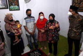 Kemensos Ulurkan Bantuan Kepada Orang Tua Anak Tanpa Anus di Sidoarjo