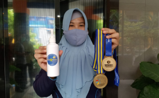 Hand Sanitizer Ampas Tebu Temuan Tim KIR SMA Muhammadiyah 2 Sidoarjo Sabet Juara Internasional