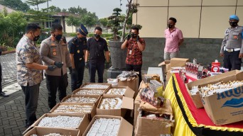 Polisi Sidoarjo Bongkar Produsen Rokok Ilegal dan Pita Cukai Palsu di Kecamatan Porong