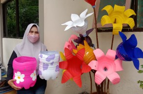 Reduksi Sampah Plastik, Pegawai DLHK Sidoarjo ini Ubah Galon Bekas Menjadi Pot Cantik