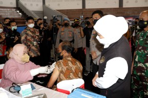 Khofifah Minta Kabupaten Kota Segera Kejar Target Capaian Vaksinasi