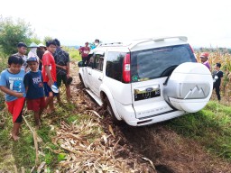 Mobil Sport Mewah Tersesat di Hutan Kayu Putih Ponorogo Tepat Malam Jumat