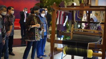 Ketika Sarung Tenun Wedani Gresik Dilirik Christian Dior, Saat Itu Menkeu Sri Mulyani Kagum