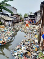 Temukan Sampah Menumpuk di Sungai Kalianak, Wakil Walikota Armuji Geram