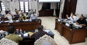 Pemkot Surabaya Tengahi Permasalahan Pedagang Pasar Turi dengan Manajemen Pasar Turi