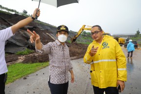 Wagub Emil Tinjau Langsung Kondisi Terkini Longsornya Tol Pandaan-Malang