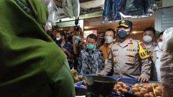 Cek Ketersediaan Minyak Goreng Kemasan dan Curah, Kapolda Jatim Meninjau Pasar Wonokromo
