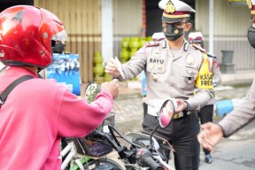 Polres Tulungagung Bagikan Masker dan Hand Sanitizer Kepada Pengguna Jalan
