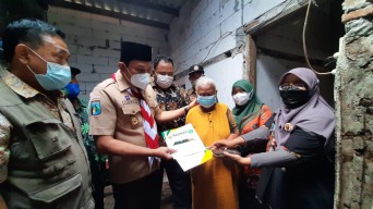 Baznas Sidoarjo Bedah Rumah Nenek Sebatang Kara