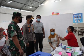 Ratusan Karyawan Tiga Pabrik Rokok di Bojonegoro Divaksin