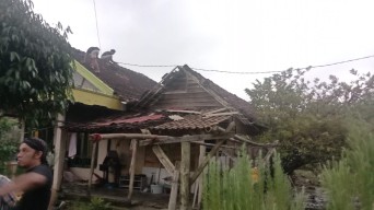 Angin Puting Beliung Porak-porandakan 28 Rumah Warga Kedungrukem Benjeng